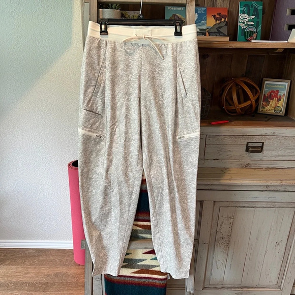 Athleta Pants - Athleta women’s printed venture pant size 6